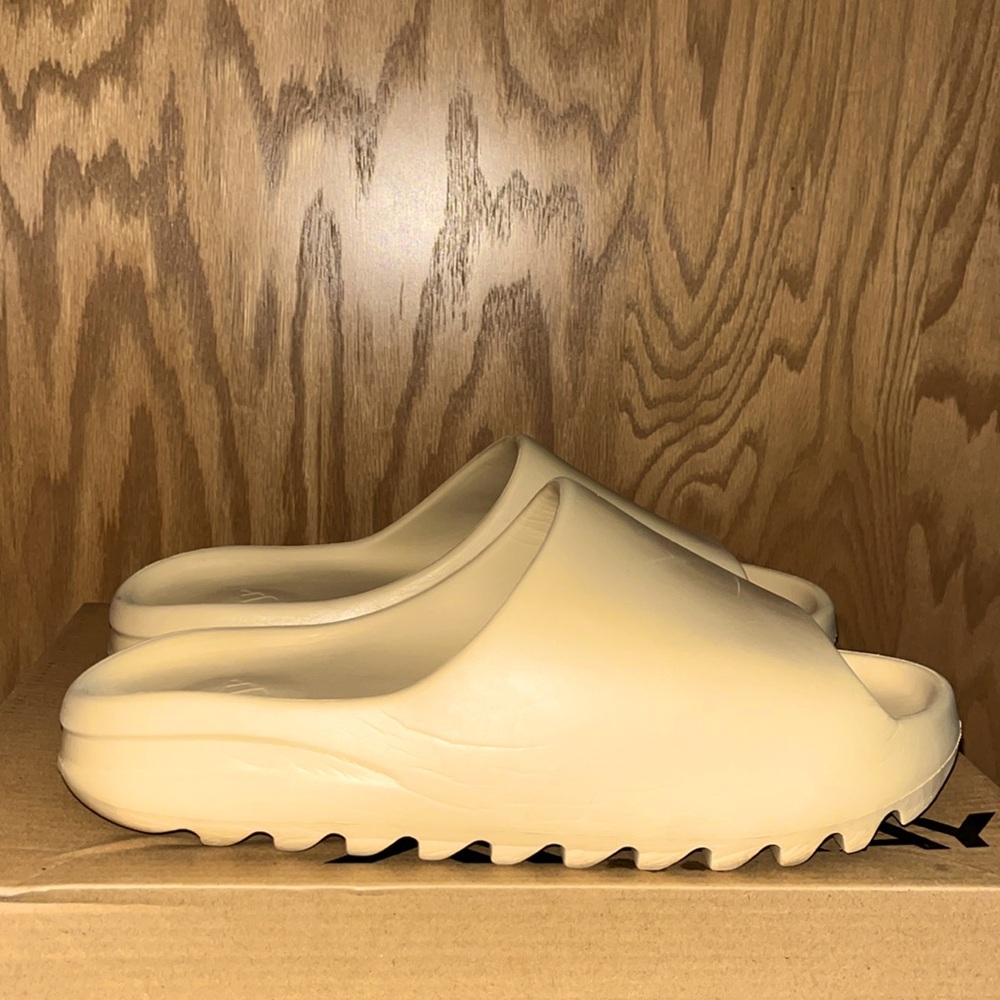 YEEZY Slides Size 10 - Bone Colorway
